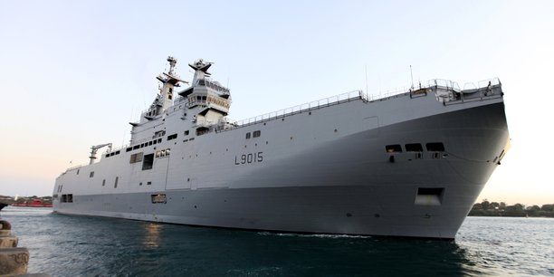 Le navire de guerre francais dixmude l9015 arrivant au port cotier kenyan de mombasa[reuters.com]