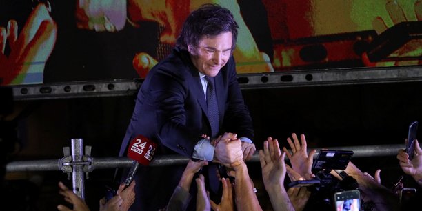 Le president elu argentin javier milei salue ses partisans apres avoir remporte le second tour de l'election presidentielle en argentine[reuters.com]