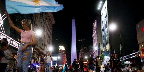 Les Argentins célébrant la victoire de Javier Milei dans les rues de la capitale Buenos Aires dimanche soir.
