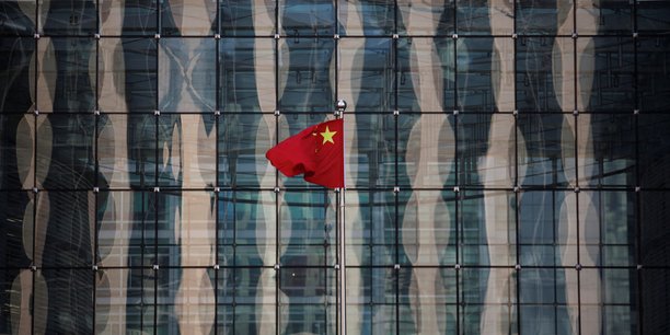 Un drapeau national chinois flotte dans une rue financiere, a pekin[reuters.com]