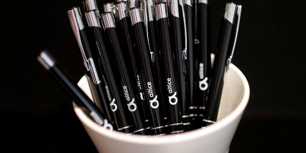 Des stylos au logo d'altice[reuters.com]