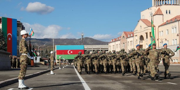 Les forces armees azerbaidjanaises participent a un defile[reuters.com]