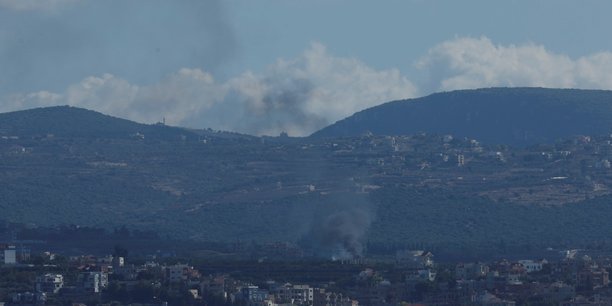 De la fumee s'echappe pres de la ville libanaise de tyr[reuters.com]