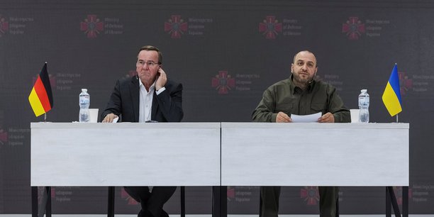 Le ministre ukrainien de la defense, roustem oumerov, et le ministre allemand de la defense, boris pistorius, lors d'une conference de presse a kyiv[reuters.com]