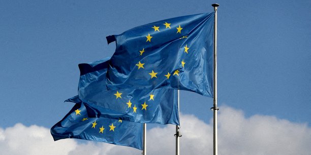 Drapeaux de l'union europeenne devant le siege de la commission europeenne a bruxelles[reuters.com]