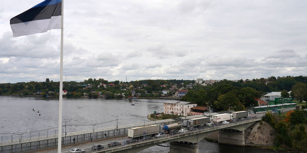 Les garde-côtes estoniens ont déclaré jeudi que leurs homologues russes avaient retiré pendant la nuit des bouées placées sur la rivière Narva.