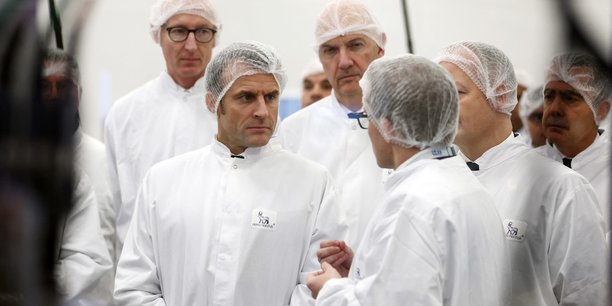 Jeudi, dans les locaux de Novo Nordisk à Chartres (Eureet-Loir), son PDG, Lars Fruergaard Jorgensen (à gauche), Emmanuel Macron et Roland Lescure, ministre de l’Industrie.