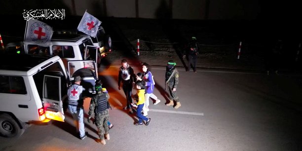 Photo d'archives des otages enleves par des hommes armes du hamas lors de l'attaque du 7 octobre contre israel qui sont remis par des militants du hamas aux membres du comite international de la croix-rouge[reuters.com]