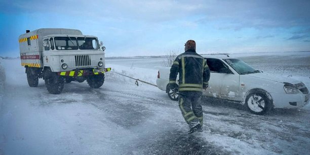 Photo des secouristes qui liberent une voiture coincee dans la neige suite a une forte tempete de neige dans la region d'odessa[reuters.com]