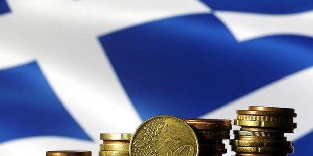 Les pieces en euros sont visibles devant un drapeau grec affiche dans cette illustration.[reuters.com]