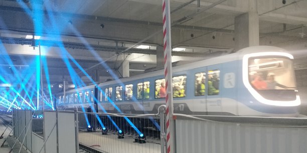 Dans le futur centre d'exploitation et de maintenance de la ligne 15 du Grand Paris Express, situé à Champigny (Val-de-Marne), le Grand Paris Express a réalisé, dans la matinée du 28 novembre, son premier roulage.