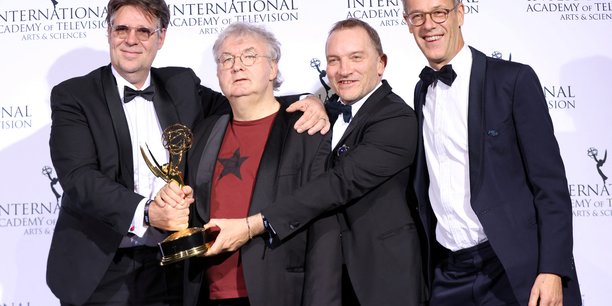 Photo d'archives des producteurs de la serie televisee dix pour cent apres avoir remporte un emmy award en 2021 a new york, aux etats-unis[reuters.com]