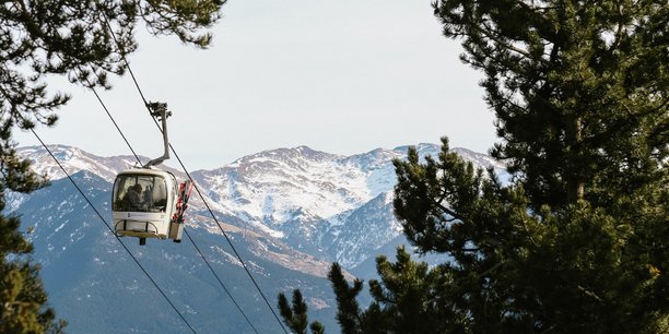 La station de ski de Font-Romeu Pyrénées 2000 a remplacé les « œufs » reliant le centre-ville au pied des pistes aux Airelles par une nouvelle télécabine (13,2 millions d'euros) qui peut transporter 2.400 personnes par heure.