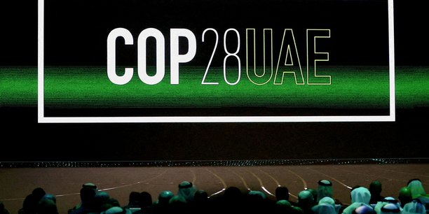 Le logo  cop28 uae  sur l'ecran lors de la ceremonie d'ouverture de la semaine du developpement durable d'abou dhabi[reuters.com]