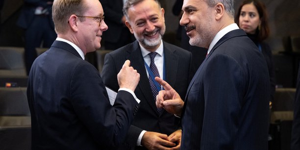Le ministre turc des affaires etrangeres, hakan fidan, et le ministre suedois des affaires etrangeres, tobias billstrom, au siege de l'otan a bruxelles[reuters.com]