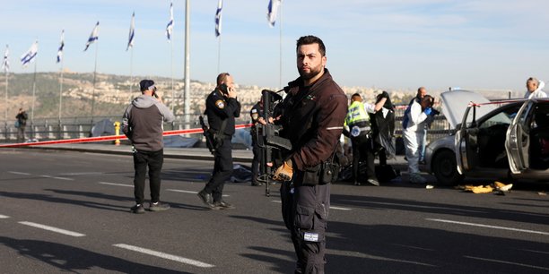 Des fonctionnaires israeliens travaillent sur les lieux d'une fusillade a jerusalem[reuters.com]