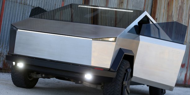 Le Cybertruck de Tesla a une silhouette futuriste, sorte de carapace de métal aux lignes anguleuses plutôt inhabituelles.