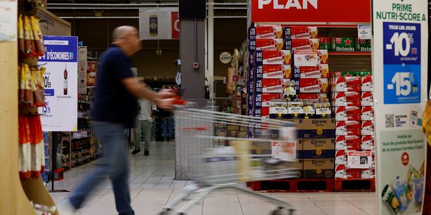 Un client pousse un caddie alors qu'il fait ses courses dans un supermarche carrefour a montesson[reuters.com]