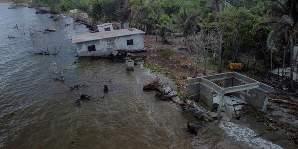 Les restes de maisons construites sur le littoral et detruites en raison de la montee du niveaux des eaux a el bosque, au mexique[reuters.com]