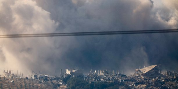 De la fumee s'eleve au dessus gaza suite a une explosion[reuters.com]