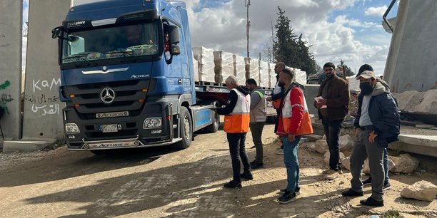 Des camions transportant de l'aide humanitaire entrent a gaza[reuters.com]