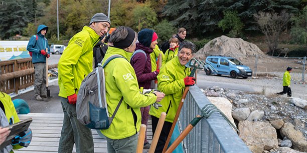 Des bénévoles de l’association Les Week-Ends Solidaires revégétalisent les berges de la Roya (Alpes- Maritimes), le 25 novembre.