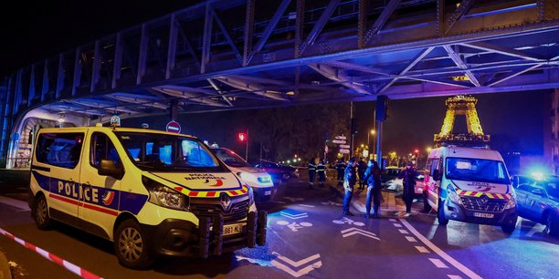 La police francaise securise l'acces au pont bir-hakeim apres une attaque a paris[reuters.com]