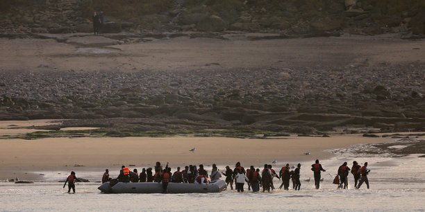 Un groupe de migrants debarque d'un canot pneumatique sur la plage de le portel, dans le nord de la france[reuters.com]
