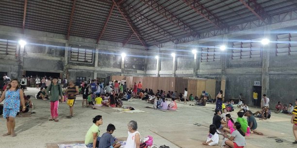 Des personnes se rassemblent dans un centre d'evacuation, au lendemain d'un tremblement de terre, a hinatuan, surigao del sur[reuters.com]