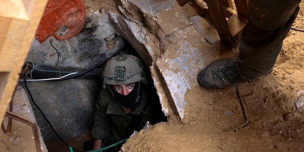 Des soldats israeliens a la sortie d'un tunnel dans l'enceinte de l'hopital al shifa dans la ville de gaza[reuters.com]