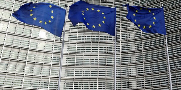 Drapeaux de l'union europeenne devant le siege de la commission europeenne a bruxelles[reuters.com]