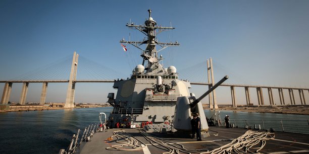 Photo du destroyer lance-missiles de classe arleigh burke de la marine americaine uss carney traverse le canal de suez[reuters.com]