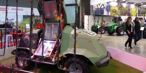 Icaro X4, mis au point par la startup italienne Green Nature, est le premier robot hybride pour le traitement des vignes avec des rayons UVC, permettant, selon le constructeur, de réduire de 50 à 70% les traitements contre le mildiou, l'oïdium et le botritys.