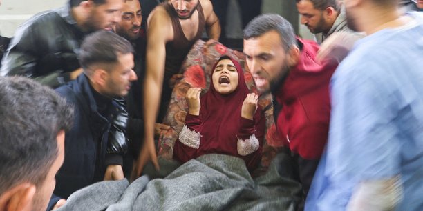 Une femme palestinienne blessee est emmenee a l'hopital nasser apres des frappes israeliennes sur une ecole a l'est de khan younes, dans le sud de la bande de gaza[reuters.com]