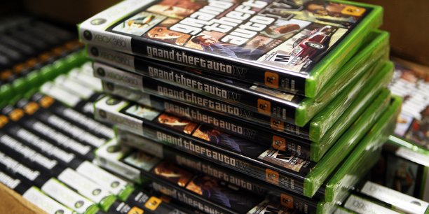 Des copies du jeu video grand theft auto iv dans un magasin gamestop a new york[reuters.com]