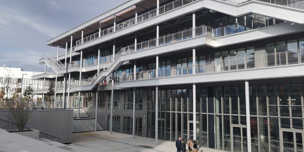 Si sa conception a été difficile entre 2018 et 2020, le nouveau bâtiment de l'EM Lyon est sorti de terre en 28 mois dans le quartier Gerland. Il accueillera ses premières promotions à la rentrée 2024.