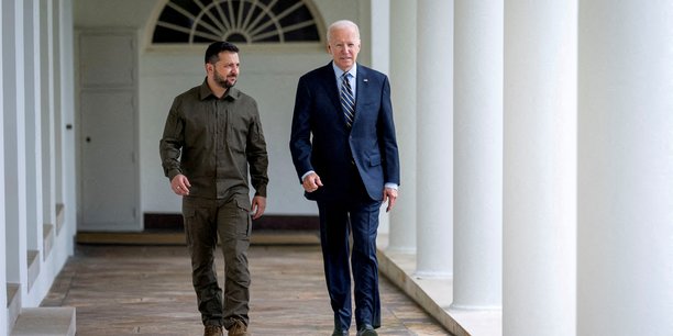 Le president ukrainien volodymyr zelenskiy avec le president americain joe biden a la maison blanche[reuters.com]