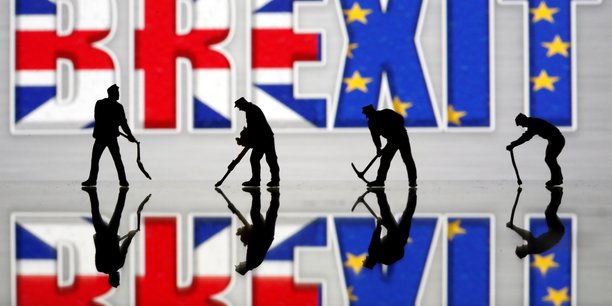 Illustration de figurines devant le mot brexit[reuters.com]