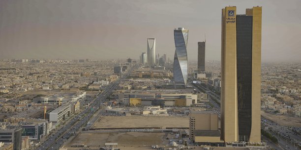 L'Arabie saoudite mène un vaste programme de réformes économiques et sociales, intitulé « Vision 2030 ». L'objectif est de transformer le royaume conservateur en un centre d'affaires, de tourisme et de sport.