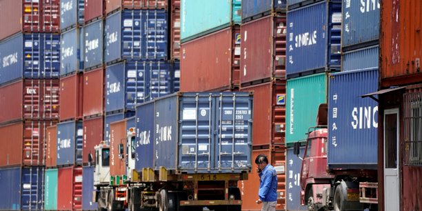 Des containers dans le port de shanghai en chine[reuters.com]