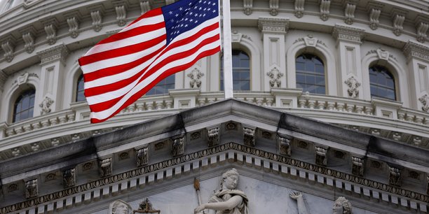 Le drapeau americain sur le batiment du capitol a washington[reuters.com]