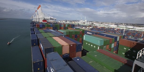 En octobre, les exportations se sont affichées en repli de 200 millions d'euros, à 49,5 milliards d'euros, pendant que les importations ont davantage reculé, de 400 millions d'euros, à 58 milliards d'euros.
