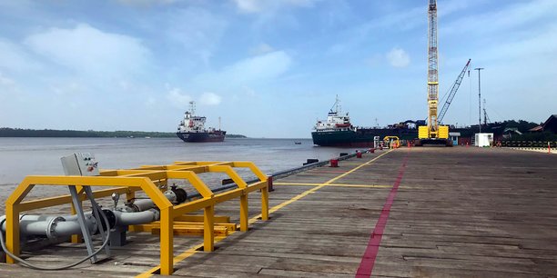 Des navires transportant des fournitures pour une plateforme pétrolière offshore exploitée par Exxon Mobil sont vus au quai de Guyana Shore Base Inc sur la rivière Demerara, au sud de Georgetown.