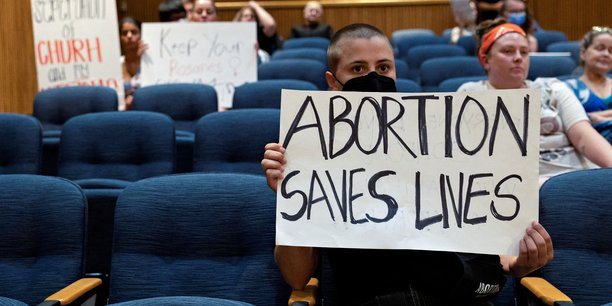 Des militants pour le droit a l'avortement lors d'un conseil municipal au texas[reuters.com]