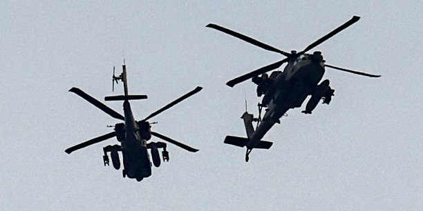 Des helicopteres militaires israeliens volent pres de la frontiere entre israel et la bande de gaza, pendant le conflit entre israel et le groupe islamiste palestinien hamas. vue du sud d'israel.[reuters.com]