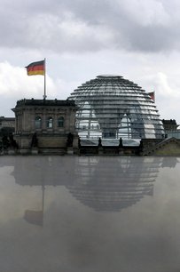 Le bundestag, la chambre basse du parlement allemand, se reflete dans un bassin d'eau a berlin[reuters.com]