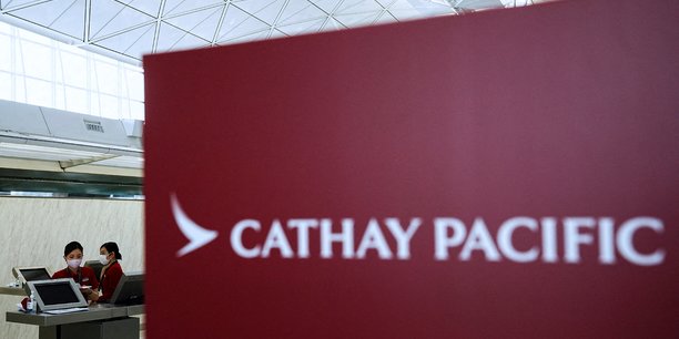 Les employes de cathay pacific travaillent a l'aeroport international de hong kong, a hong kong[reuters.com]
