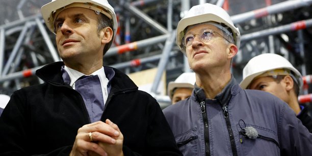 Le president francais macron visite la cathedrale notre-dame de paris un an avant sa reouverture[reuters.com]