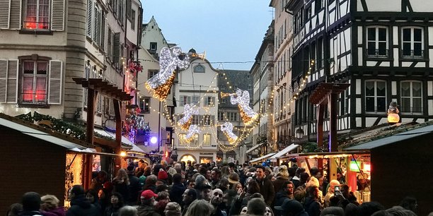 Près d'un Français sur cinq (17 %) déclare qu'il a envisagé de ne pas fêter Noël cette année, selon l'enquête Plum.