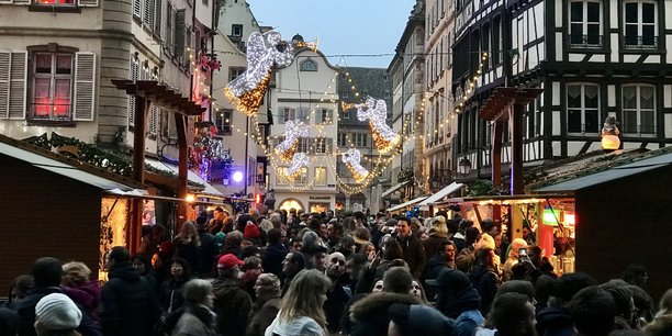 Avec 2,8 millions de visiteurs en décembre, le marché de Noël de Strasbourg provoque une pénurie d'hébergements touristiques.